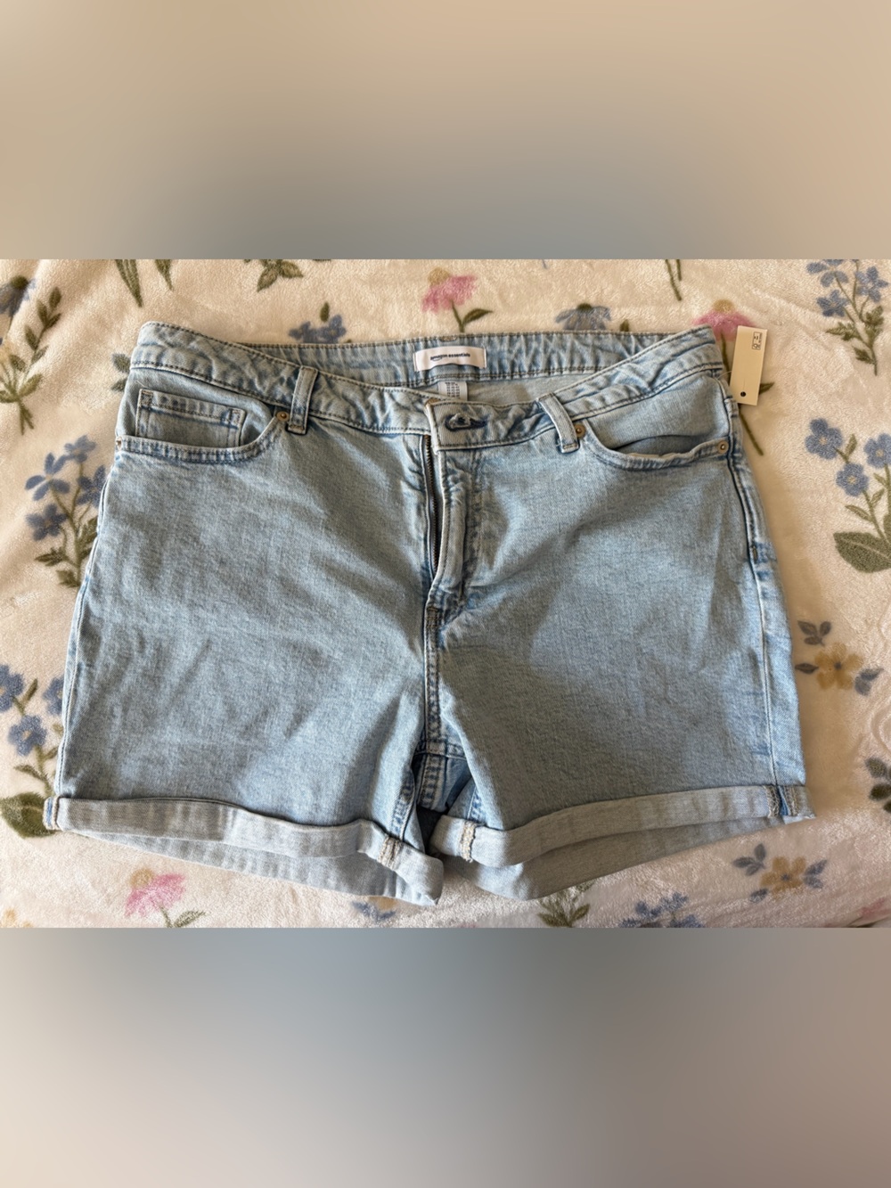 Amazon essentials Light  Wash Denim Roll-Cuff Women's Shorts